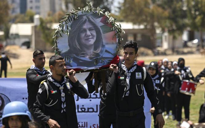 De jeunes Palestiniens simulent un cortège funéraire en hommage à la journaliste Shireen Abu Akleh, le 17 mai 2022, à Gaza.