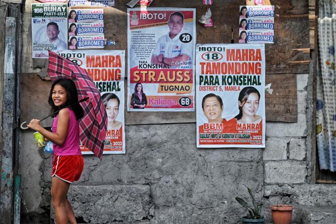 Affiches de campagne, dont celle du candidat à la présidentielle Ferdinand Marcos Jr , dit « BBM », dans un bidonville du district de Tondo, à Manille, le 10 mai 2022.