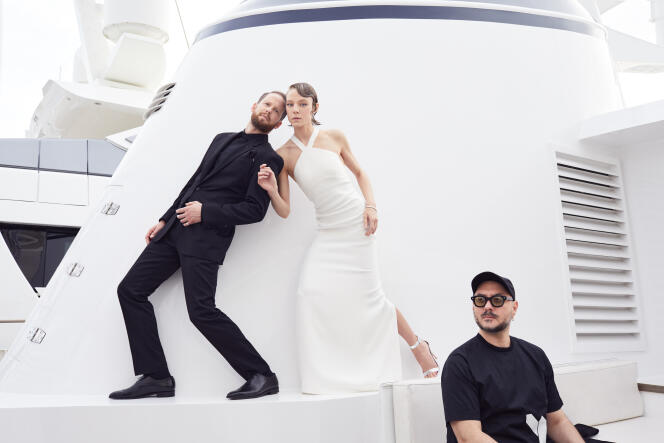 Les acteurs Odin Biron (à gauche) et Alyona Mikhailova (à droite), avec Kirill Serebrennikov (au premier plan), réalisateur de « La Femme de Tchaïkovski », le 18 mai 2022, sur le yacht d’Arte, à Cannes.