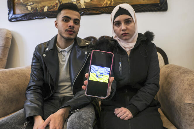 Viktoria Saidam et son mari Ibrahim Saidam dans le camp de réfugiés de Bureij, à Gaza, le 22 mars 2022. 