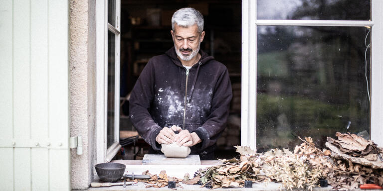 France, April 14, 2022 in Charny Orée de Puisaye (Yonne). Pierre Aulas, perfumer and creator of the brand EGOFACTO, in his workshop in Burgundy. Pierre Aulas kneads the clay before turning it. Photograph by Claire Jachymiak / Hans Lucas.