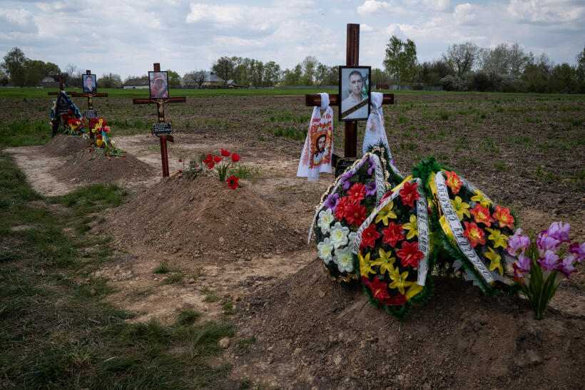 Le village, Ukraine, dans la région du Nord-Est de Kiev.  Voici les tombes d'habitants, tués par les russes lors de l'occupation.