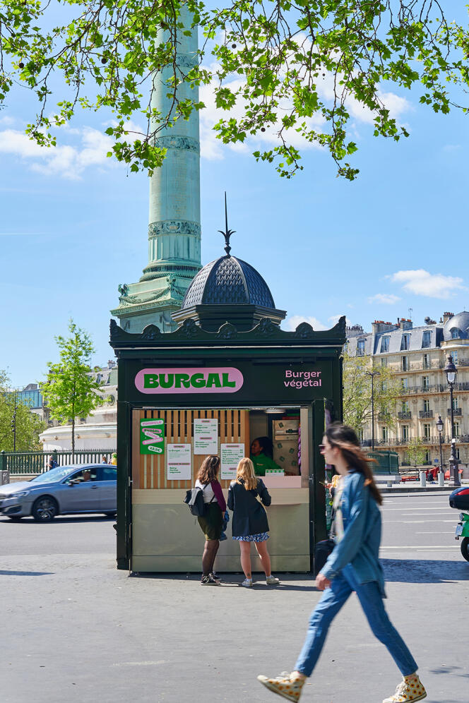 Le kiosque investi par Burgal, à Paris.