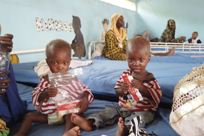 A l’unité thérapeutique nutritionnelle de l’hôpital Tchad-Chine de N’Djamena en mai 2022, c’est l’heure du Plumpy’Nut, une pâte alimentaire très calorique utilisée dans le cadre de la renutrition des enfants atteints de malnutrition aiguë sévère.