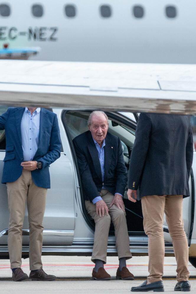 L’ancien roi d’Espagne, Juan Carlos, après son arrivée à l’aéroport de Vigo-Peinador, en Galice, à bord d’un jet privé en provenance d’Abou Dhabi, aux Emirats arabes unis, le 19 mai 2022. Une visite qui provoque une polémique en Espagne.