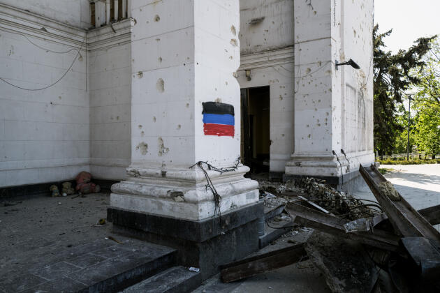 The bombed theater of Mariupol, in Ukraine, on May 9, 2022. On a pillar, a flag of the Donetsk People's Republic and in the background, against the wall, stuffed animals in tribute to the theater bombing victims.