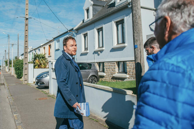 Le candidat dissident et actuel député (Agir) de la 2e circonscription du finistère, Jean-Charles Larsonneur, los d’une opération de porte-à-porte avec des militants, dans le quartier résidentiel Saint-Marc, à Brest, le 17 mai 2022.