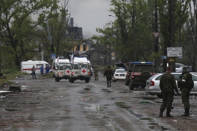 Des employés de la Croix-Rouge à l’aciérie Azovstal de Marioupol pour observer l'évacuation des militaires ukrainiens, mercredi 18 mai 2022.