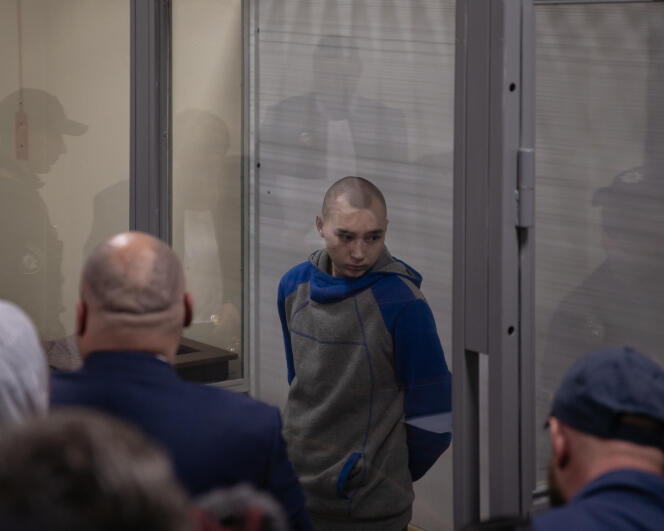 Le soldat russe Vadim Chichimarine, 21 ans, accusé d'avoir tué un civil dans la région de Soumy et jugé lors du premier procès pour crime de guerre. Kiev (Ukraine), le 18 mai 2022.