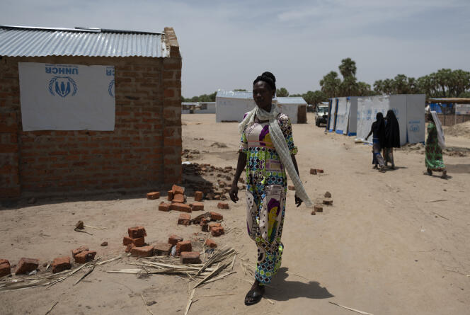 Anita marche dans le camp de réfugiés de Kalambari, au Tchad, le 10 mai 2022. Elle a dû fuir des violences communautaires survenues entre août et décembre 2021 dans son village du Cameroun.