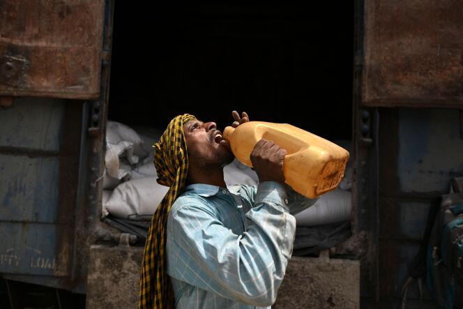 Un travailleur étanche sa soif, dans l’Etat du Pendjab, le 19 mai 2022. 
