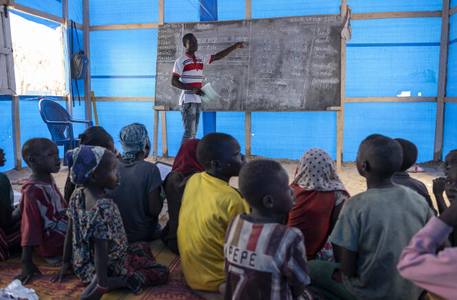 Une classe de français dans le camp de réfugiés camerounais de Kalambari, au Tchad, le 10 mai 2022.
