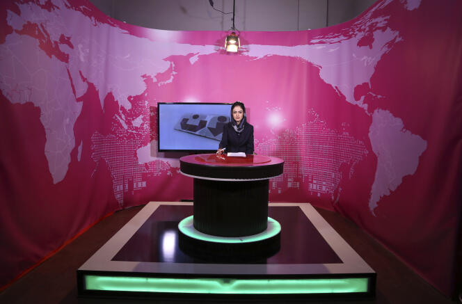 En Afganistán, el Ministerio para la Promoción de la Virtud y la Prevención del Vicio ha exigido a las presentadoras de televisión que cumplan, antes del 21 de mayo de 2022, con la orden dada a las mujeres por el líder supremo del grupo de cubrirse completamente en público.