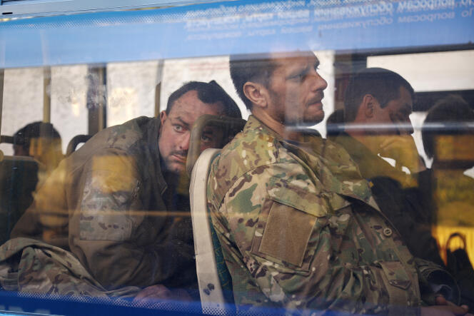 Des militaires ukrainiens dans un bus après avoir été évacués de l’aciérie d’Azovstal, à Marioupol, le 17 mai 2022.