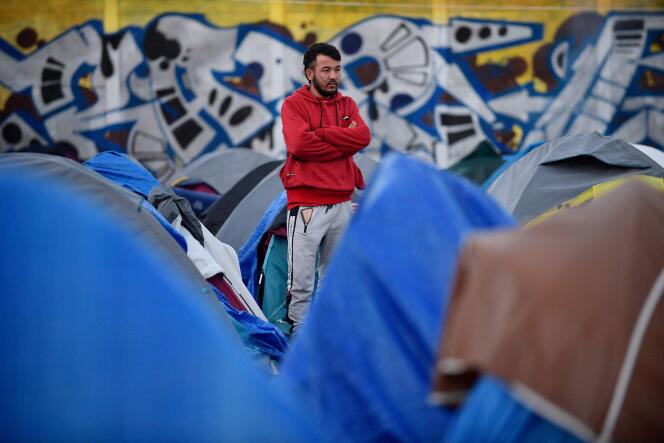 Un demandeur d’asile lors de l’évacuation d’un camp de migrants, essentiellement venus d’Afghanistan, par la police 
à Pantin (Seine-Saint-Denis), le 11 mai 2022.