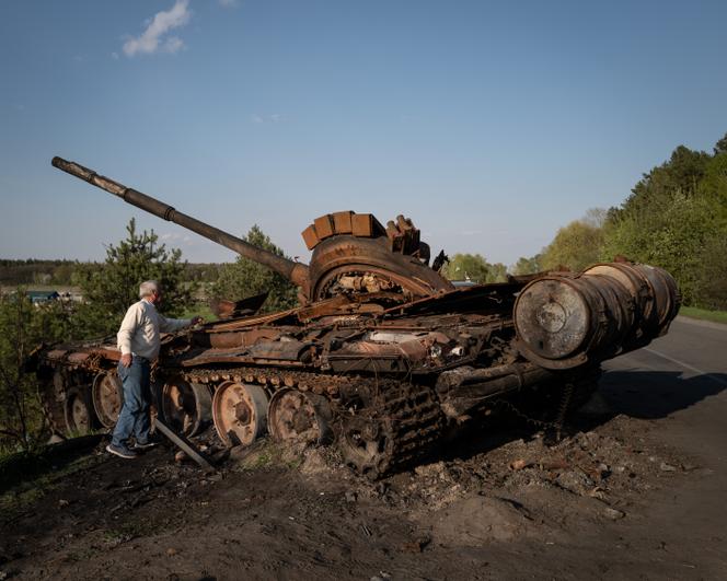 Un tanque ruso destruido al noreste de Kiev, 4 de mayo de 2022.