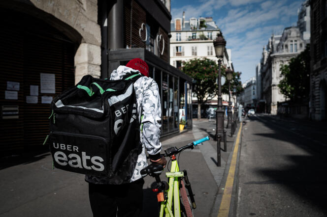 Un livreur d’Uber Eats, à Paris, le 24 avril 2020. 