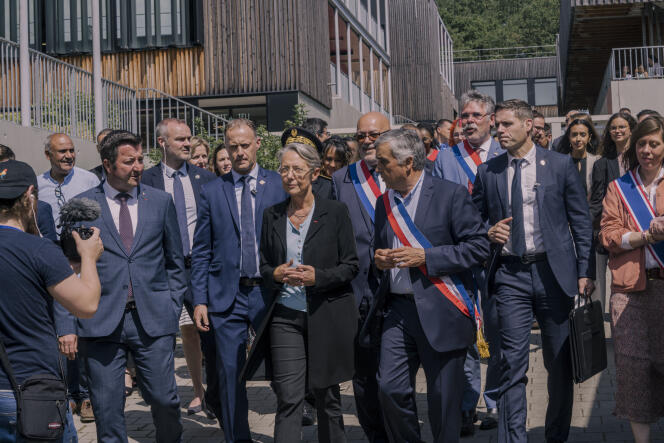 Elisabeth Borne, during her first trip as prime minister, in Les Mureaux (Yvelines), on May 19, 2022.