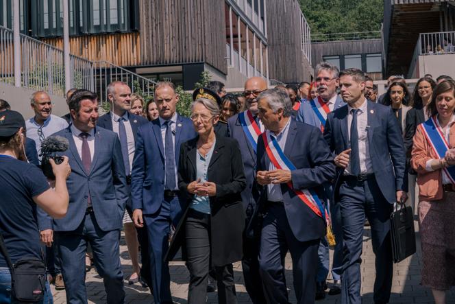 Elisabeth Borne, lors de son premier déplacement en tant que première ministre, aux Mureaux (Yvelines), le 19 mai 2022. 