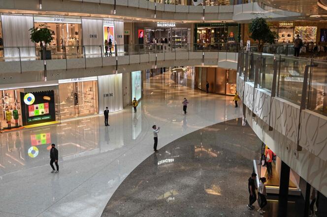 Dans un centre commercial, à Shanghaï (Chine), le 16 mars 2022.