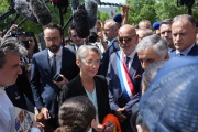 La première ministre, Elisabeth Borne, en visite au pôle Molière des Mureaux (Yvelines), le 19 mai 2022. 