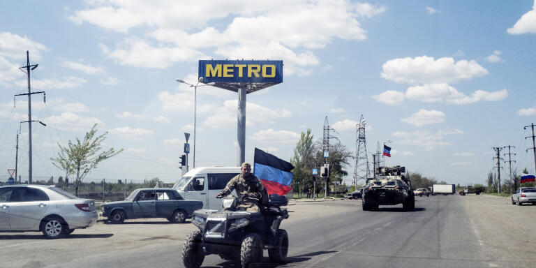 Mariupol.Donbass. 9.5.22. A DNR soldiers at the entrance of the city of Mariupol. Parade for the feast of victory in the city of Mariupol conquered by the Russian army and DNR militia on April 21st. The parade took place not far from the west side of the city. The parade began at the monument for the victims of fascism where the perpetual flame was re-ignited after 8 years. In 2014, during a demonstration on 9 May for the feast of victory, many pro-Russian citizens took to the streets. Police refused to disperse the crowd as ordered by the kiev government. The internal guard intervened against the police, killing 40 people in total. Many civilians participated in today's demonstration, about a thousand people. The demonstration brought a banner to the street, with the colors of the St. George's ribbon. The parade ended at the monument to the defencers of the homeland in the Great Patriotic War. The parade was attended by some survivors of the Second World War and the wives and relatives of soldiers who died during the conflict. Despite the feast day, the fighting in the Azovstal steelworks continued. The Russian army and the DNR militia have completely surrounded the remnant of the Azov battalion, asserted in the tunnels in the basement of the plant.