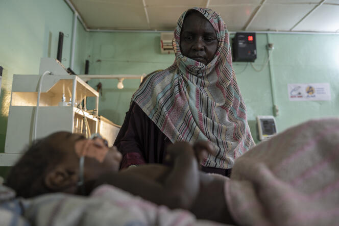 Hawa est au chevet de sa petite-fille Safa à l’unité thérapeutique nutritionnelle de l’hôpital Tchad-Chine à N’Djamena, le 13 mai 2022. L’unité est réservée aux enfants de moins de 5 ans atteints de malnutrition aiguë sévère.