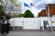 Devant l’ambassade de France à Moscou, le 18 mai 2022.