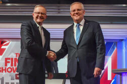 Le leader de l’opposition, Anthony Albanese, à gauche, et le premier ministre, Scott Morrison, à Sydney, le 11 mai 2022.