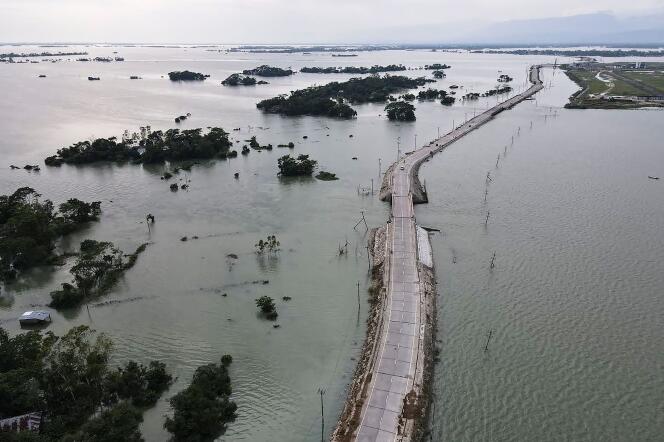 Des pluies torrentielles et un afflux d’eau en amont dans le nord-est de l’Inde ont gonflé les cours des rivières au Bangladesh. Cette photo aérienne de Companiganj, prise le 20 mai 2022, témoignage de l’ampleur des inondations.