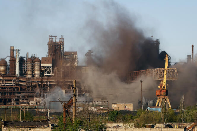L’aciérie Azovstal sous le feu russe, à Marioupol, le 7 mai 2022.