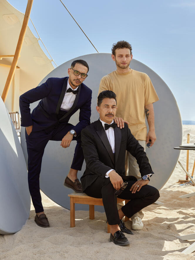 De gauche à droite : les acteurs Mohamed Mouffok, Omar Boulakirba et Théo Cholbi, le 19 mai 2022, sur la plage de la Quinzaine des réalisateurs, à Cannes.