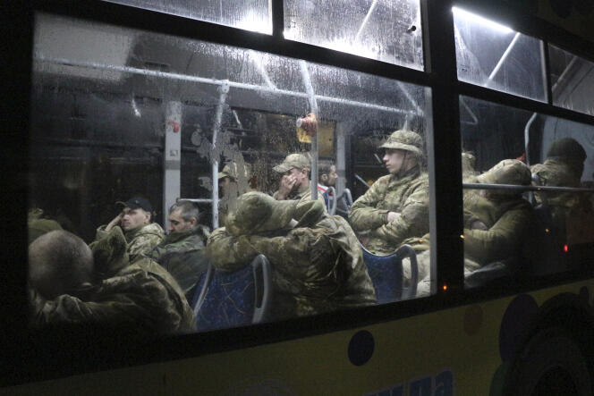 Militaires ukrainiens évacués de l’aciérie Azovstal, à Marioupol, vers Olenivka, ville sous contrôle russe de l’oblast de Donetsk, dans l’est de l’Ukraine, le 20 mai 2022.