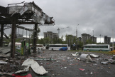Des autobus attendent les soldats ukrainiens qui quittent l’usine Azovstal de Marioupol, le 18 mai 2022.