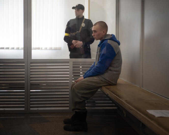 Vadim Chichimarine, 21 ans, lors de la deuxième audience de son procès pour crime de guerre, le 19 mai 2022, à Kiev.