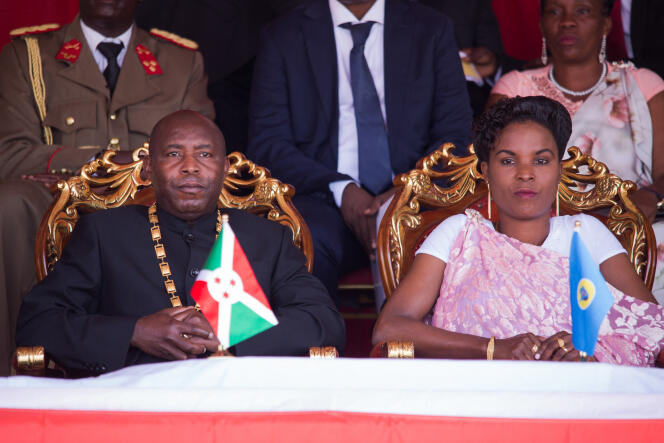 Le président Evariste Ndayishimiye, élu en mai 2020, et son épouse Angelique Ndayubahale 18 juin 2020 à Bujumbura, capitale du Burundi.