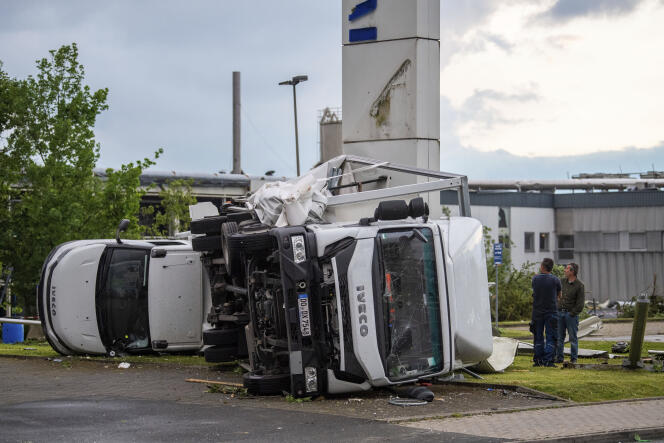Des camions retournés après le passage d’une tornade à Paderborn, en Allemagne, le 20 mai 2022.