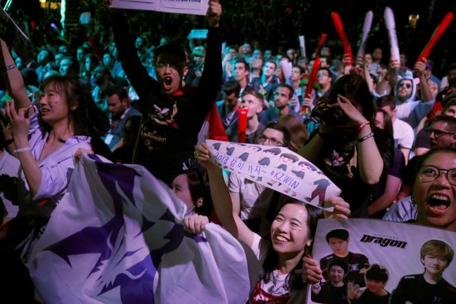 Des supporters en liesse lors du Tournoi inter-saison du jeu vidéo « League of Legends », à Paris, le 19 mai 2018.