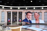 Les visages d’Emmanuel Macron et de sa première ministre Elisabeth Borne apparaissent sur le plateau de TF1, le 20 mai 2022.