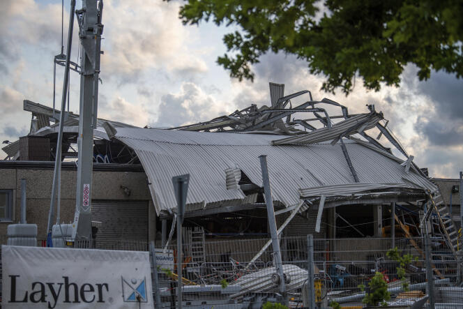 Le toit d’une entreprise arraché par le passage d’une tornade à Paderborn, en Allemagne, le 20 mai 2022.
