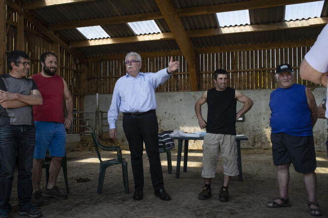 André Chassaigne, député communiste de la cinquième circonscription du Puy-de-Dôme, en visite chez Grégory Porteneuve, producteur laitier à Sauvessanges, le17 mai 2022.