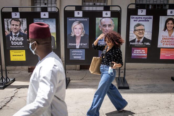 In Dakar, in front of the polling station of the French Embassy in Senegal, April 10, 2022.