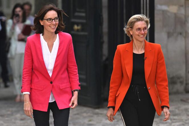 Amélie de Montchalin (à gauche) et Agnès Pannier-Runacher arrivent pour la cérémonie de passation des pouvoirs à Paris, le 20 mai 2022. 