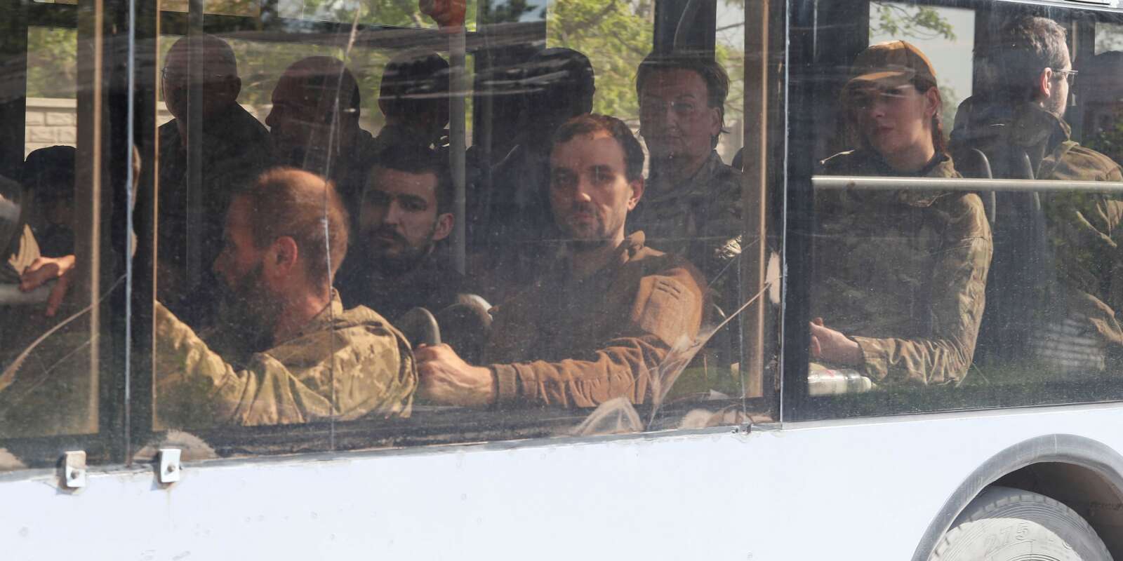 Des soldats ukrainiens à bord d’un autocar à la sortie de l’usine Azovstal de Marioupol, après s’être rendus aux forces pro-russes, le 20 mai 2022. 