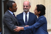 Pap Ndiaye, Jean-Michel Blanquer et Sarah El Hairy, lors de la passation des pouvoirs au ministère de l’éducation nationale, vendredi 20 mai 2022.