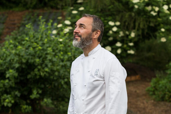 Christophe Aribert, chef cuisinier dans le jardin du restaurant de la maison Aribert le 19-05-22.