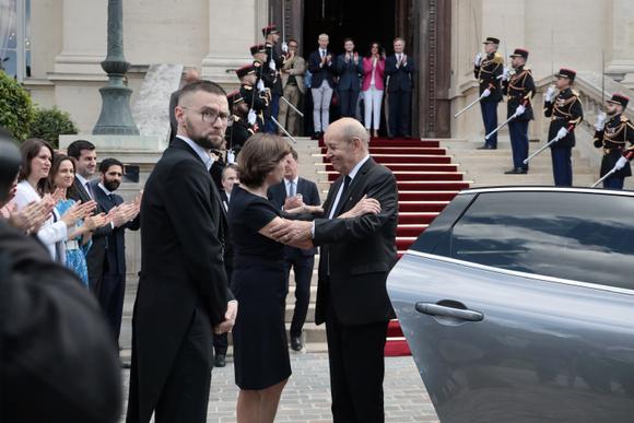 Jean-Luc Mélenchon Jean-Luc Mélenchon Jean-Yves Le Drian quitte le Quai d’Orsay sous les applaudissements, après avoir reçu les remerciements de Catherine Colonna, nouvelle ministre de l’Europe et des affaires étrangères.
