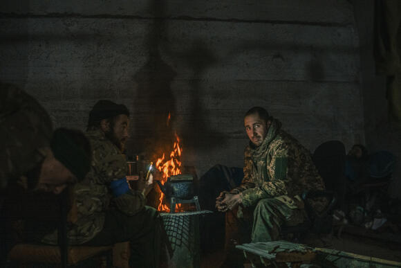 Soldados ucranianos en el sótano de la acería Azovstal durante semanas de batalla contra las fuerzas rusas en Mariupol, mayo de 2022.