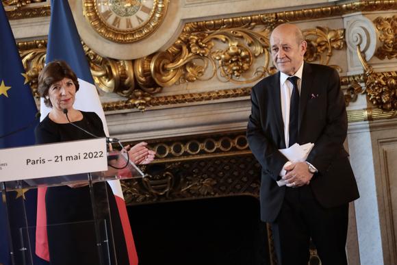 Jean-Luc Mélenchon Jean-Luc Mélenchon Catherine Colonna, désormais à la tête du Quai d’Orsay, remercie et applaudit son prédécesseur, Jean-Yves Le Drian. Lors de son discours dans le cadre de la passation de pouvoirs, elle a affirmé prendre son poste de ministre « avec humilité, détermination et conviction ».