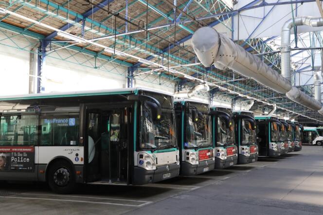 Des bus de la RATP, à Paris, en septembre 2020. 